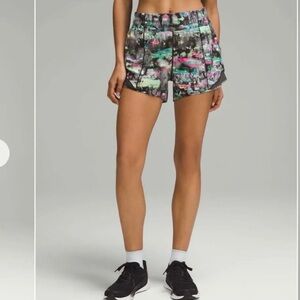 Lululemon Hotty Hot High-Rise Lined Short 4" Paint Drift Multi / Graphite Grey